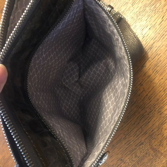 Brighton Crossbody Purse Outside pockets Weatherproof Faux Alligator Skin Hiking - Picture 11 of 13